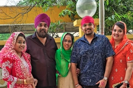 7. Gulshen with her family.jpg 2022-05-12 15-19-21