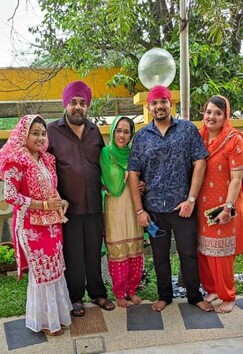 7._Gulshen_with_her_family_50